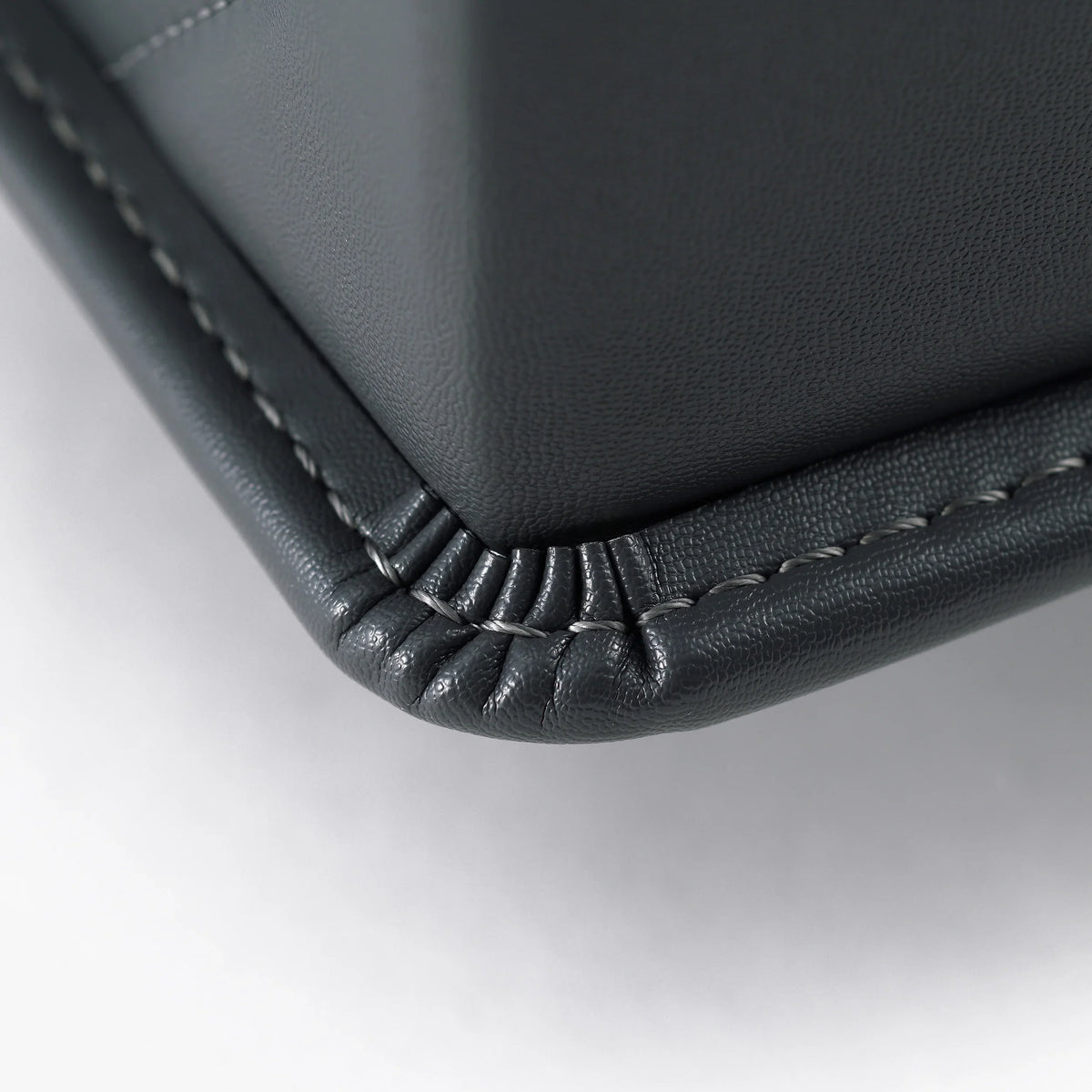 Glanz V Randoseru by Murase Kabanko – close-up of Japanese randoseru backpack corner showing fine black leather stitching detail