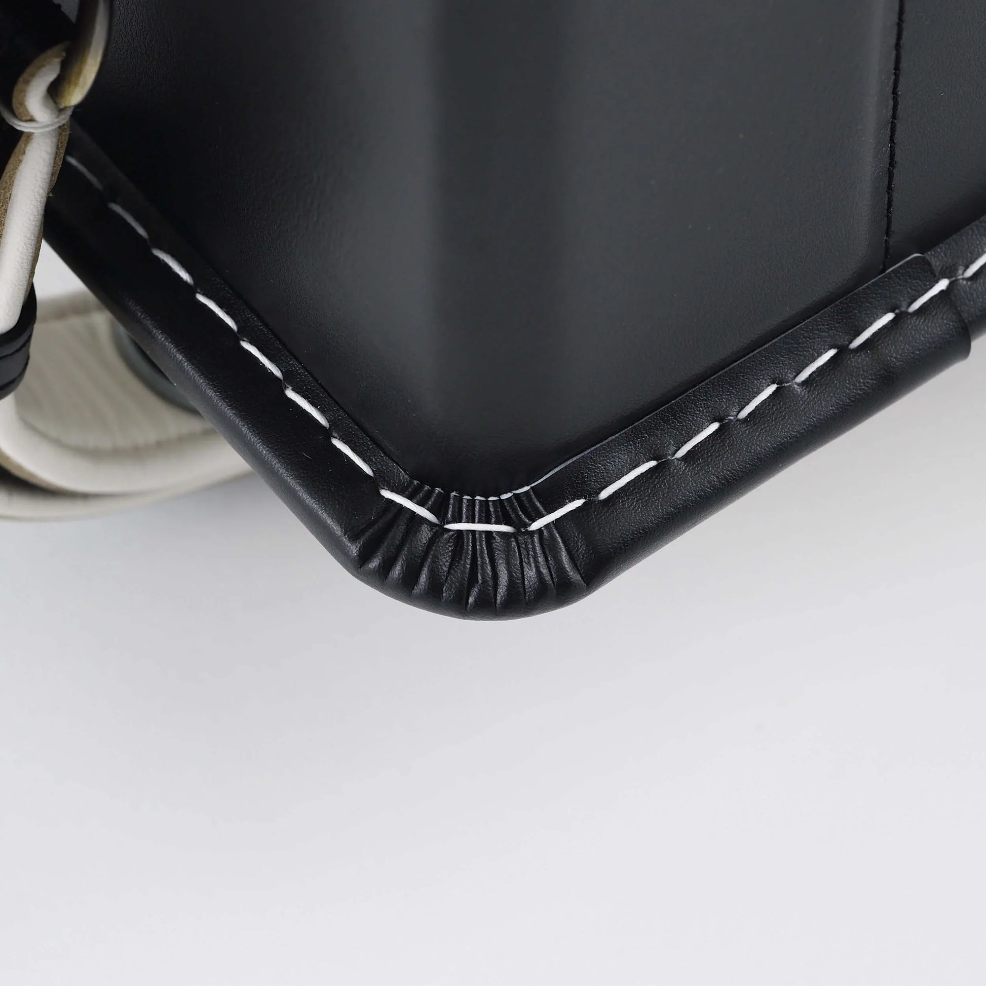 Randoseru Takumi black leather backpack by Murase Kabanko with white contrast stitching at the corner